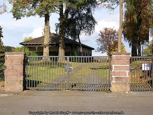 Eingangstor zum Schwarzenborner Friedhof