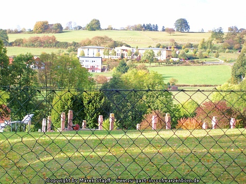 Blick über den Friedhof auf das Seniorenpflegeheim bzw. Altenpflegeheim