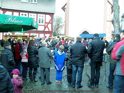 Menschen und Weihnachtsstände
