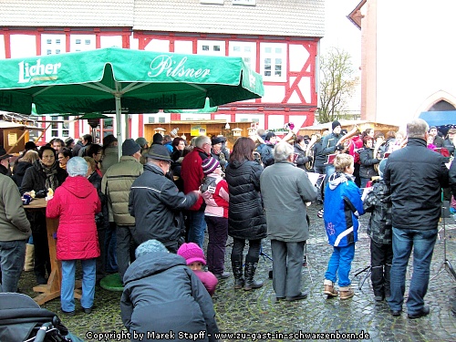 Menschen und Weihnachtsstände