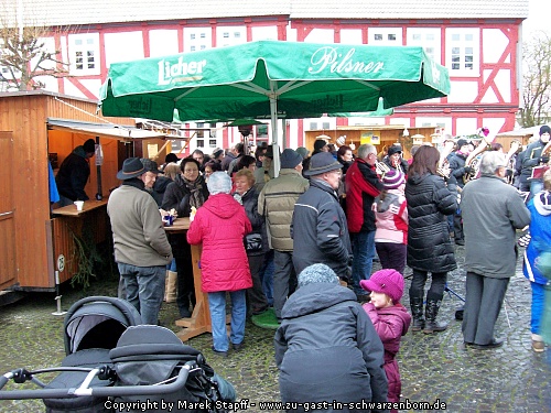 Menschen und Weihnachtsstände